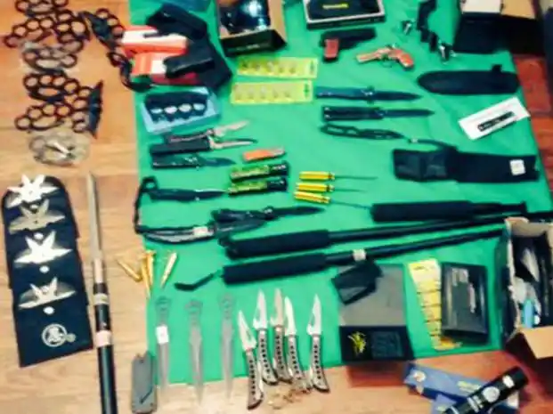 Un mantero fue detenido por vender picanas eléctricas y navajas de uso militar en la peatonal