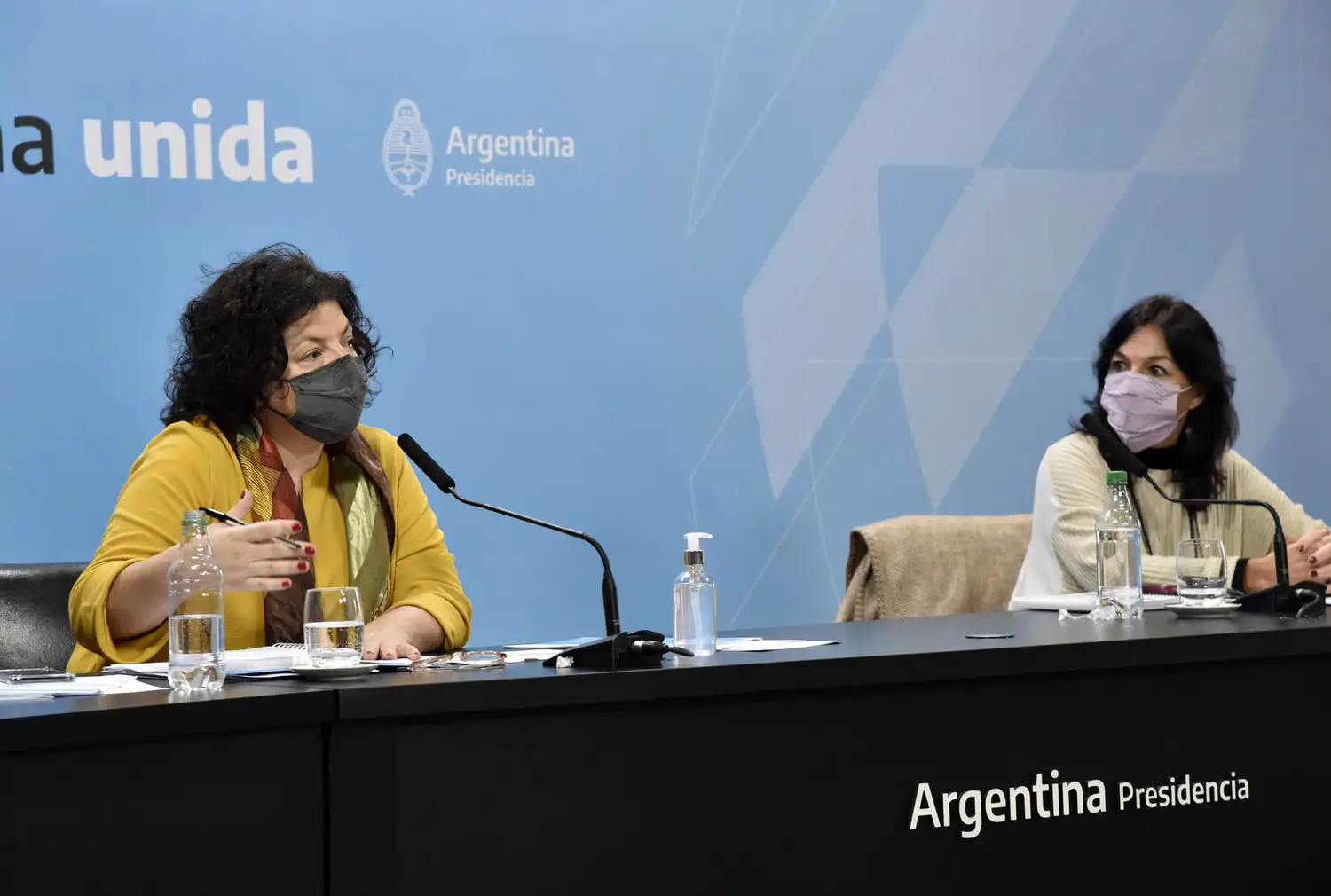 Carla Vizzotti y Vilma Ibarra, durante los anuncios de ayer.