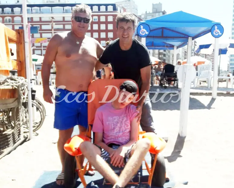 Donan silla anfibia para bajar a la playa de Quequén y juntan fondos para construir otra