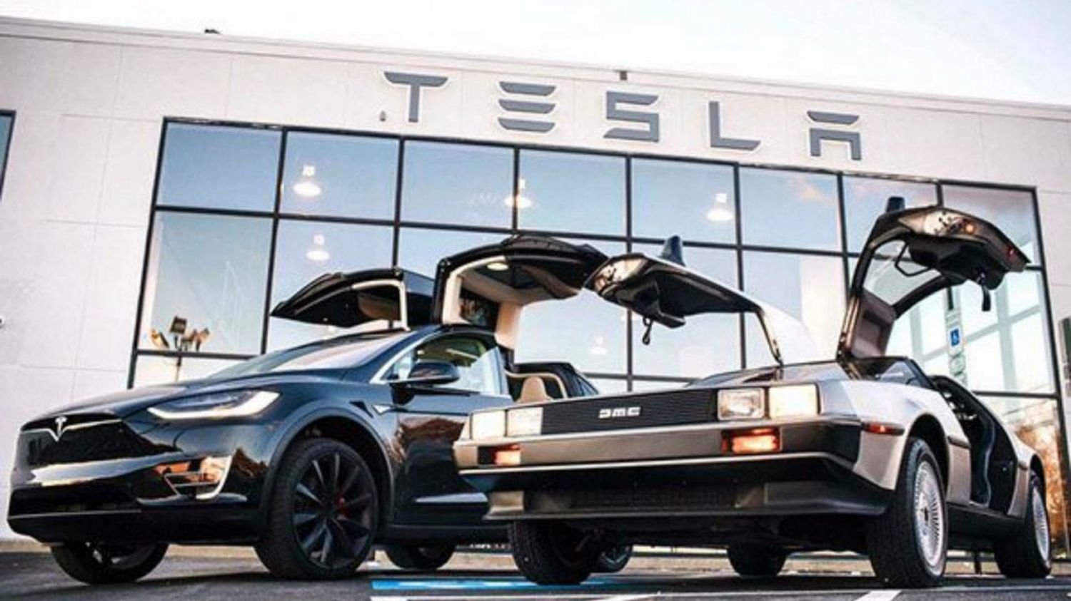 Elon Musk quiere que un Tesla flote en el aire como DeLorean