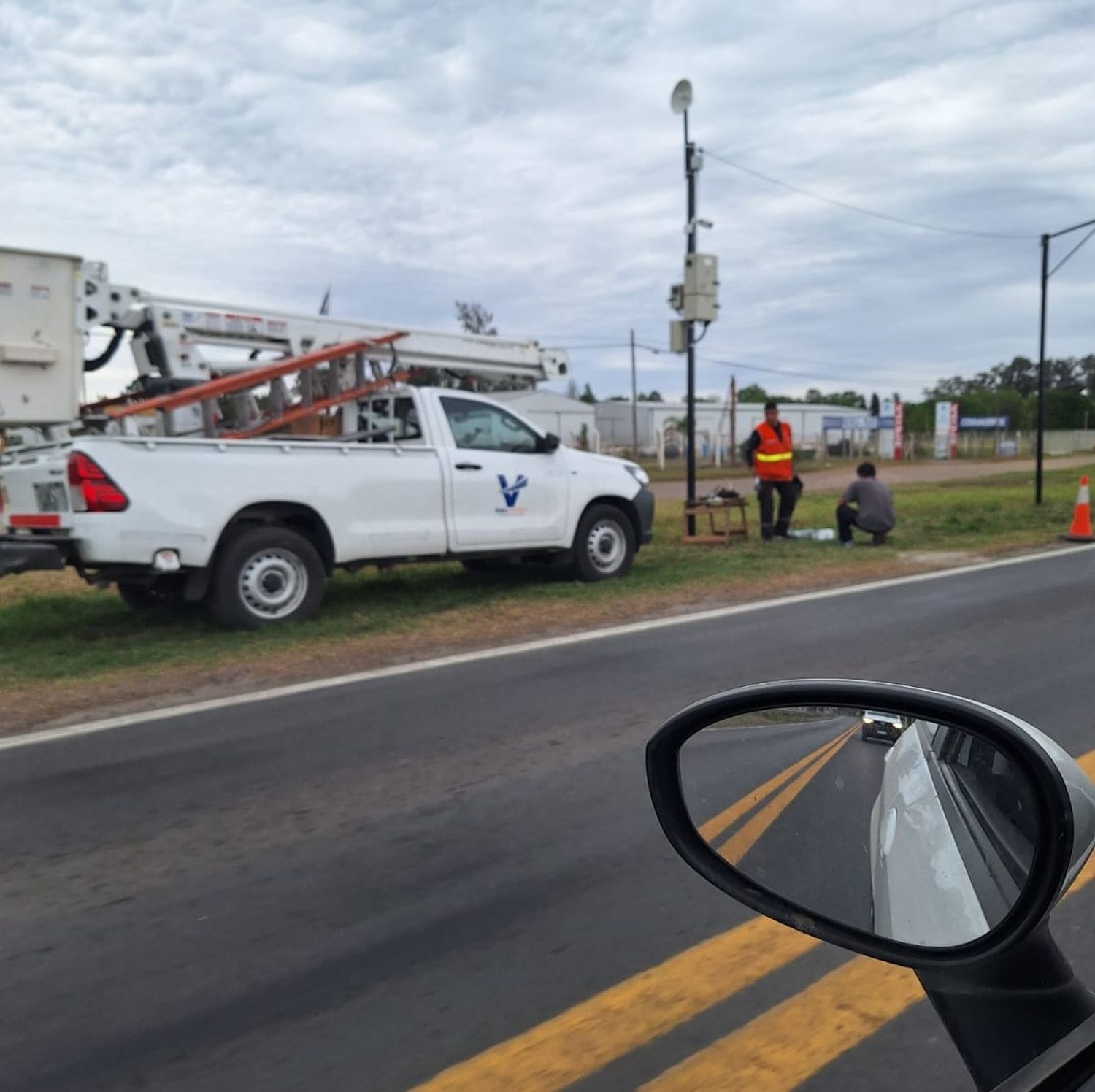 Personal instalando el radar en ruta nacional 33.