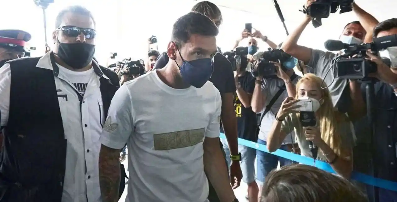 Messi arribó a Madrid para hacerse tratar la lesión en la rodilla izquierda