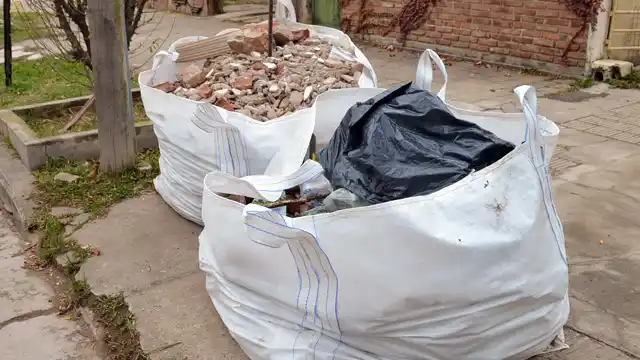 Quieren regular los bolsones de materiales dejados en la vía pública