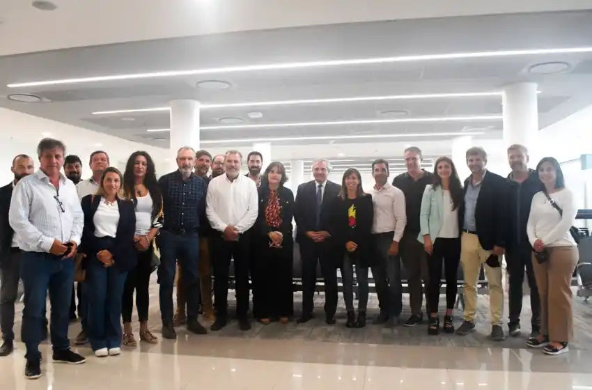 Alberto Fernandez junto a representantes del Frente de Todos local