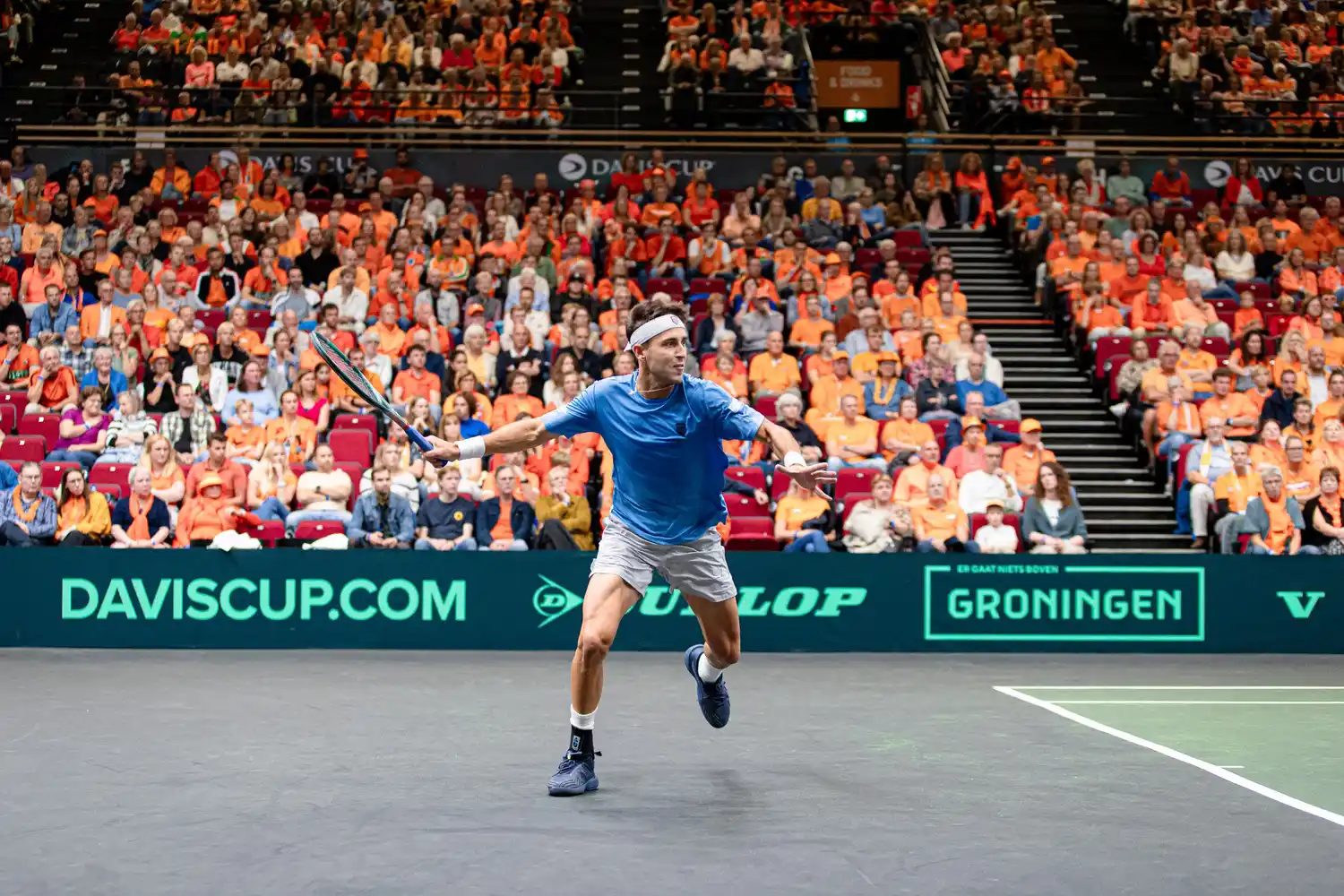 Etcheverry no tuvo piedad con Jesper de Jong y se quedó con el primer punto