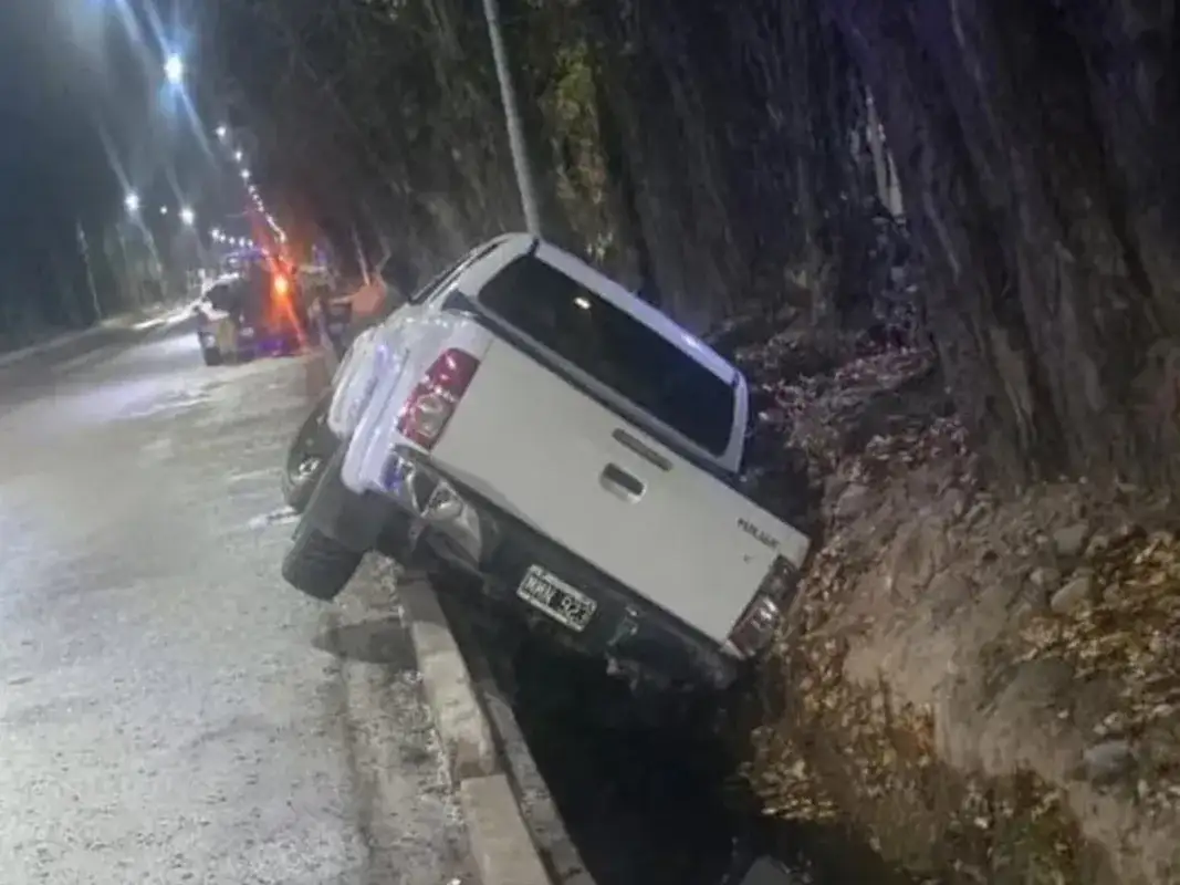 Un hombre manejaba borracho y volcó su camioneta: tenía casi 5 veces más de alcohol en sangre que lo permitido