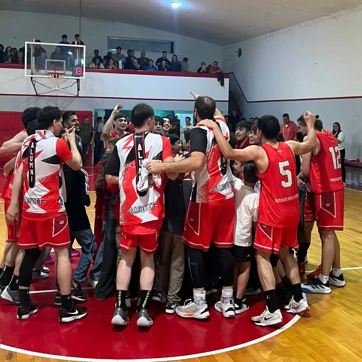 Alumni festejó en su cancha el ascenso al Federal (Gentileza Christian Di Salvo)