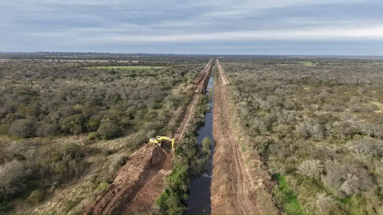 Comenzó la limpieza del Canal Malaquías como parte de un plan para intervenir 352 kilómetros en el centro santafesino - 4