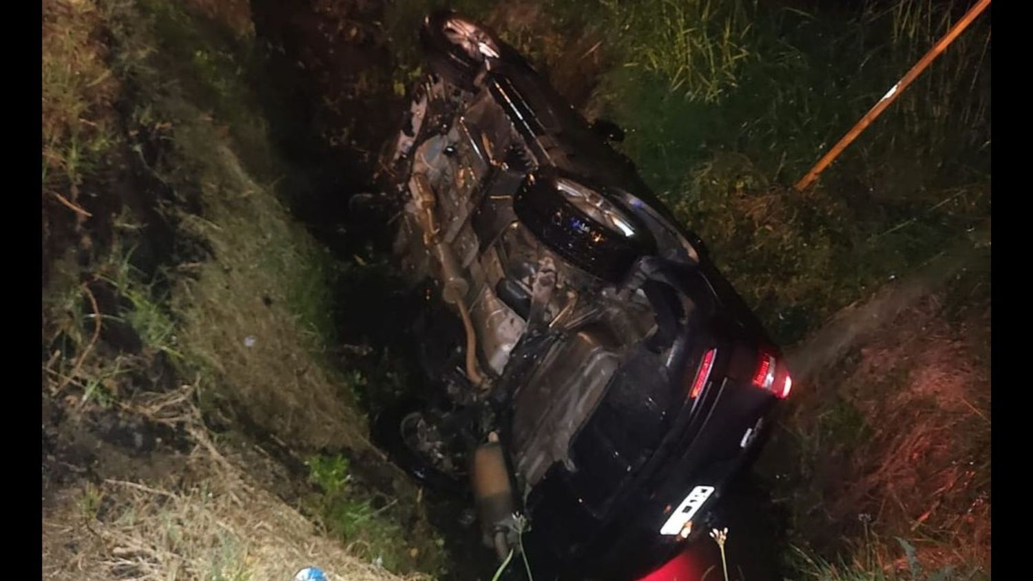 La caída del auto al zanjón de calle Rojas, uno de los motivos de la carta de Carlos Guerreros.