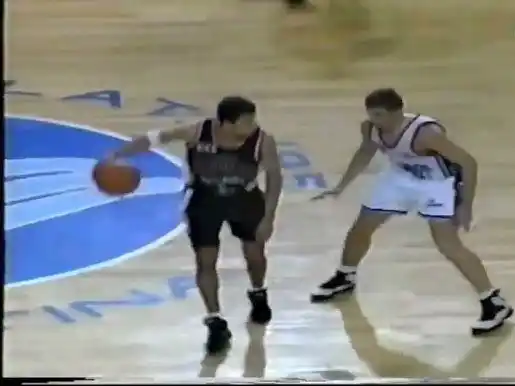 30 años después: el triple de aro a aro de Peñarol que emuló Lezcano ayer para la victoria de Ferro