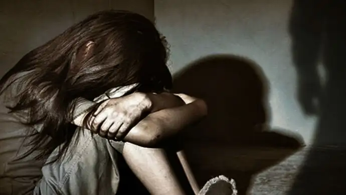Obligaba a su hija a tener sexo con su padrastro