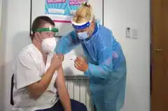 Aconsejan reforzar a los 4 meses la vacunación al personal de salud y a los mayores de 60