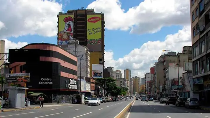 DELINCUENTE INTENTÓ ROBAR EL ARMA: enfrentamiento en Caracas deja dos personas heridas, entre ellos un PNB