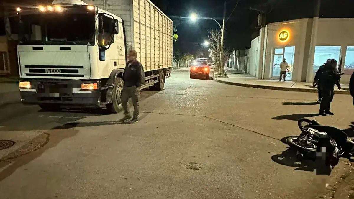 Un motociclista quedó internado en terapia intensiva tras chocar con un camión