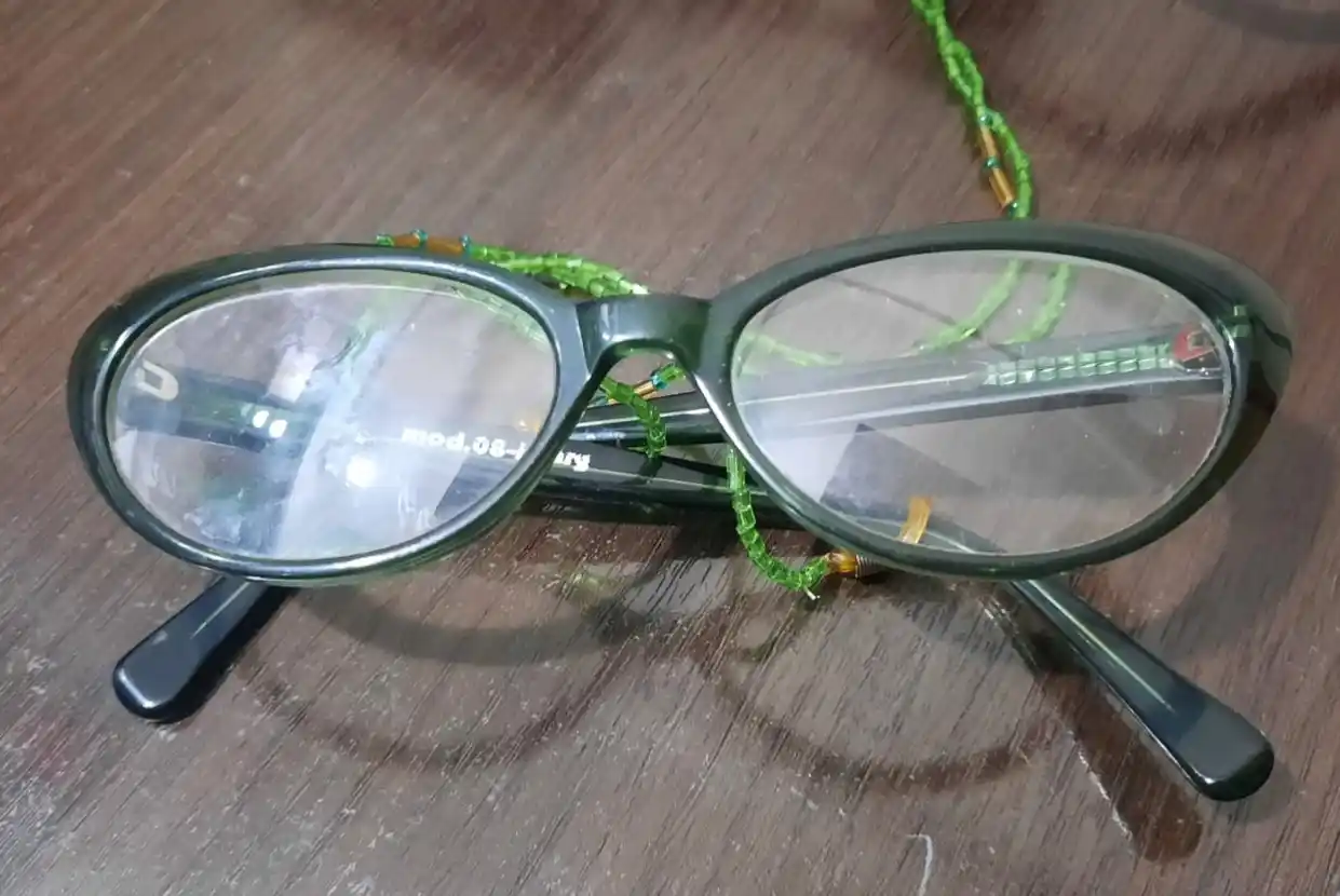 Encontraron lentes con aumento
