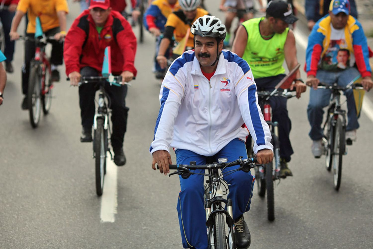 En un acto partidario en Caracas, Nicolás Maduro se cayó de su bicicleta