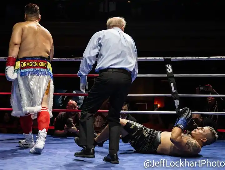 Zhang ya había aplicado la mano de KO y Reynoso trataba de recuperarse (Foto: Jeff Lockhart)