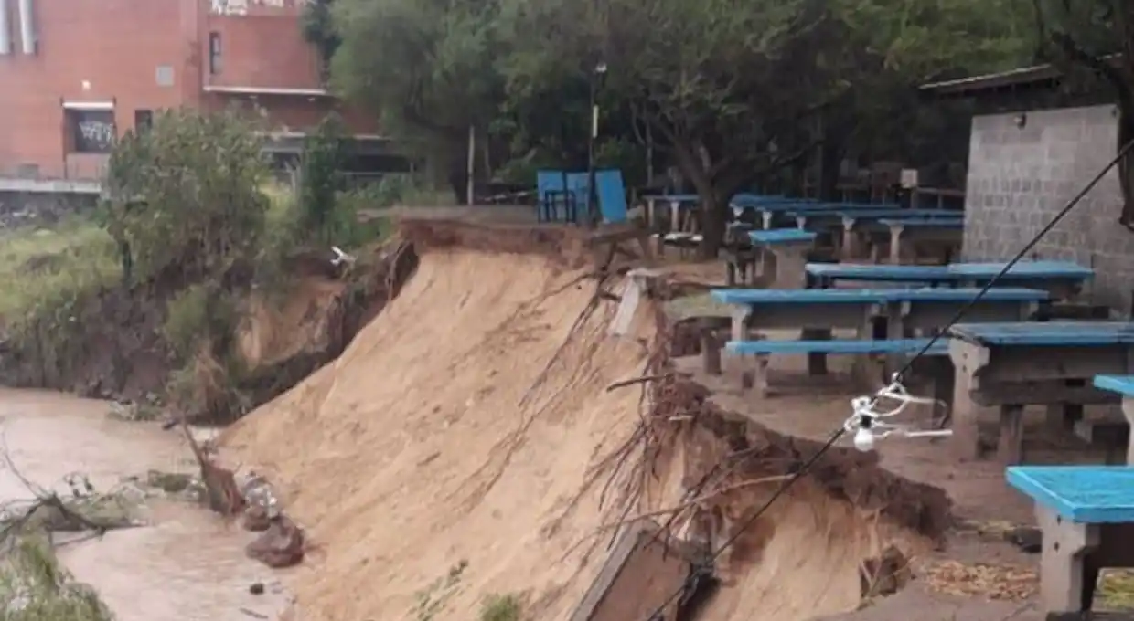 Catastrófico: una parte del Club Mitre de Rosario cayó al río Paraná