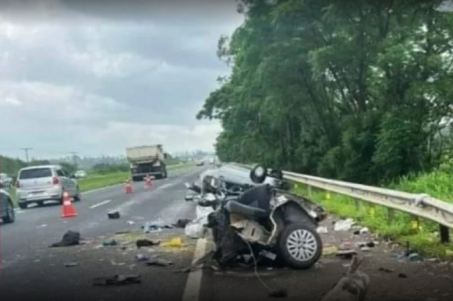 El impacto devastador hizo que el automóvil se dividiera justo en la zona de los asientos traseros.