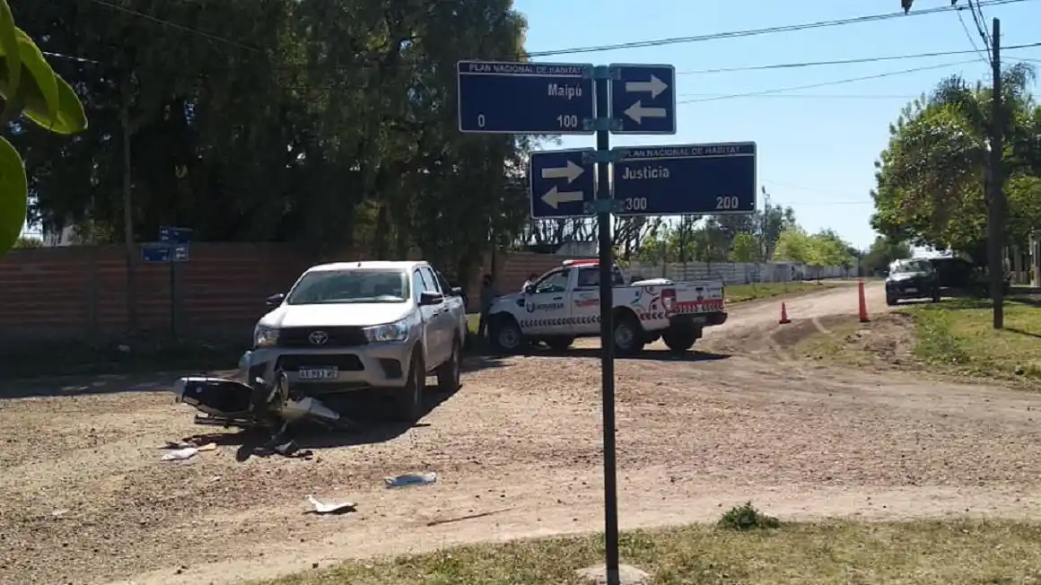 Urdinarrain: dos jóvenes hospitalizados tras el choque de una moto con una camioneta