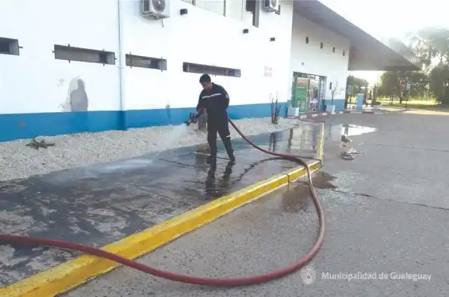 Bomberos Voluntarios de Gualeguay colaboró con la Limpieza de la Terminal de Ómnibus