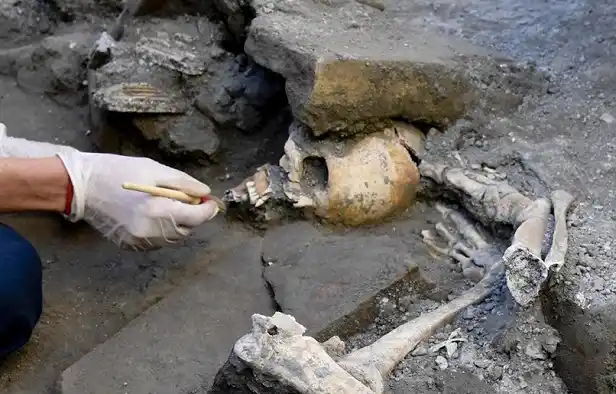 Pompeya: descubren cinco esqueletos de mujeres y niños