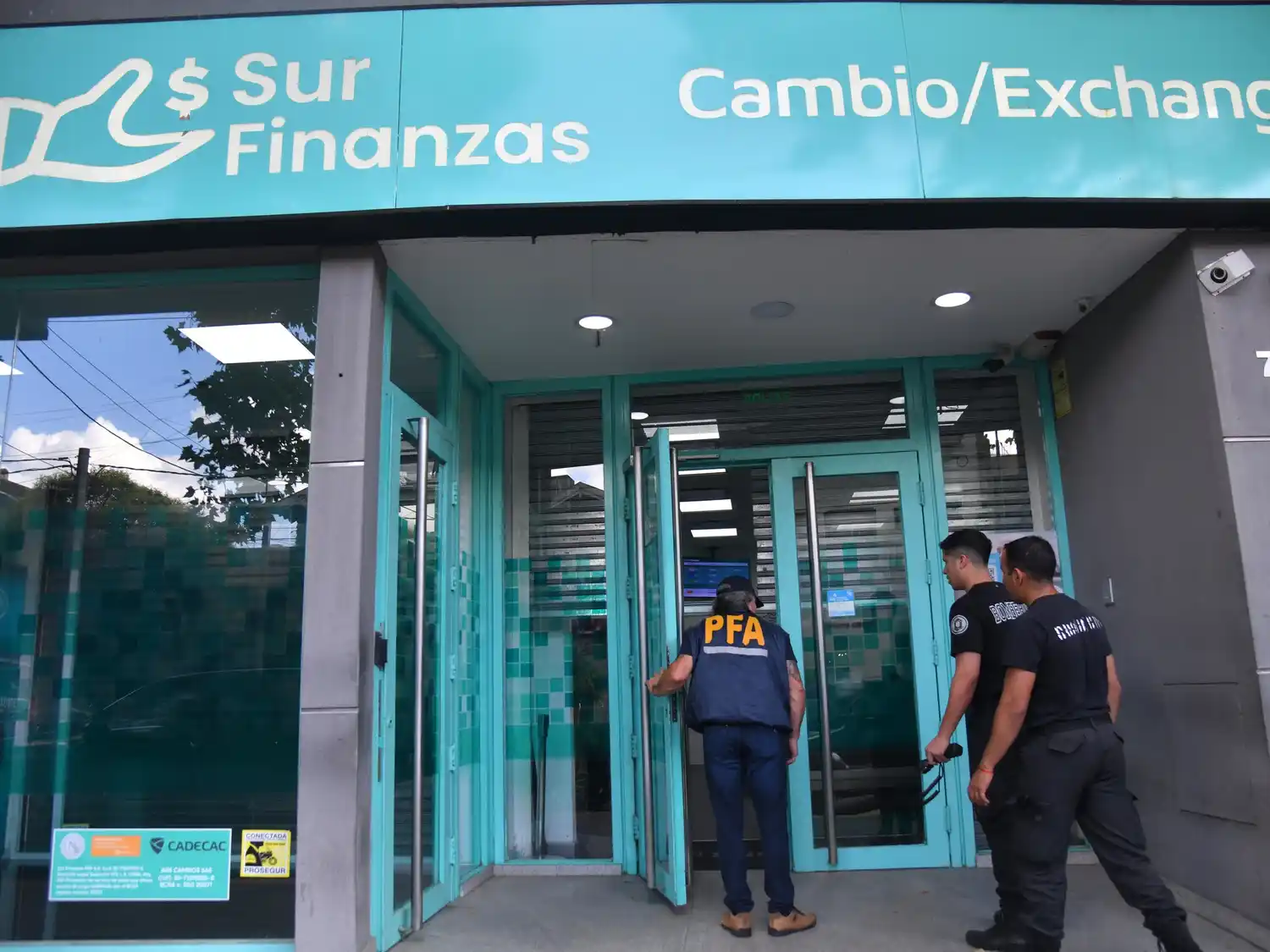 La medida surge tras una investigación por maniobras con el dólar oficial realizadas durante el 2023, en plena vigencia del cepo cambiario.