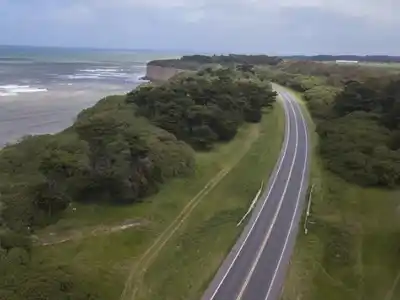 La futura autovía contará con doble calzada, banquinas pavimentadas y un cantero central de 16 metros de ancho para separar los sentidos de circulación.