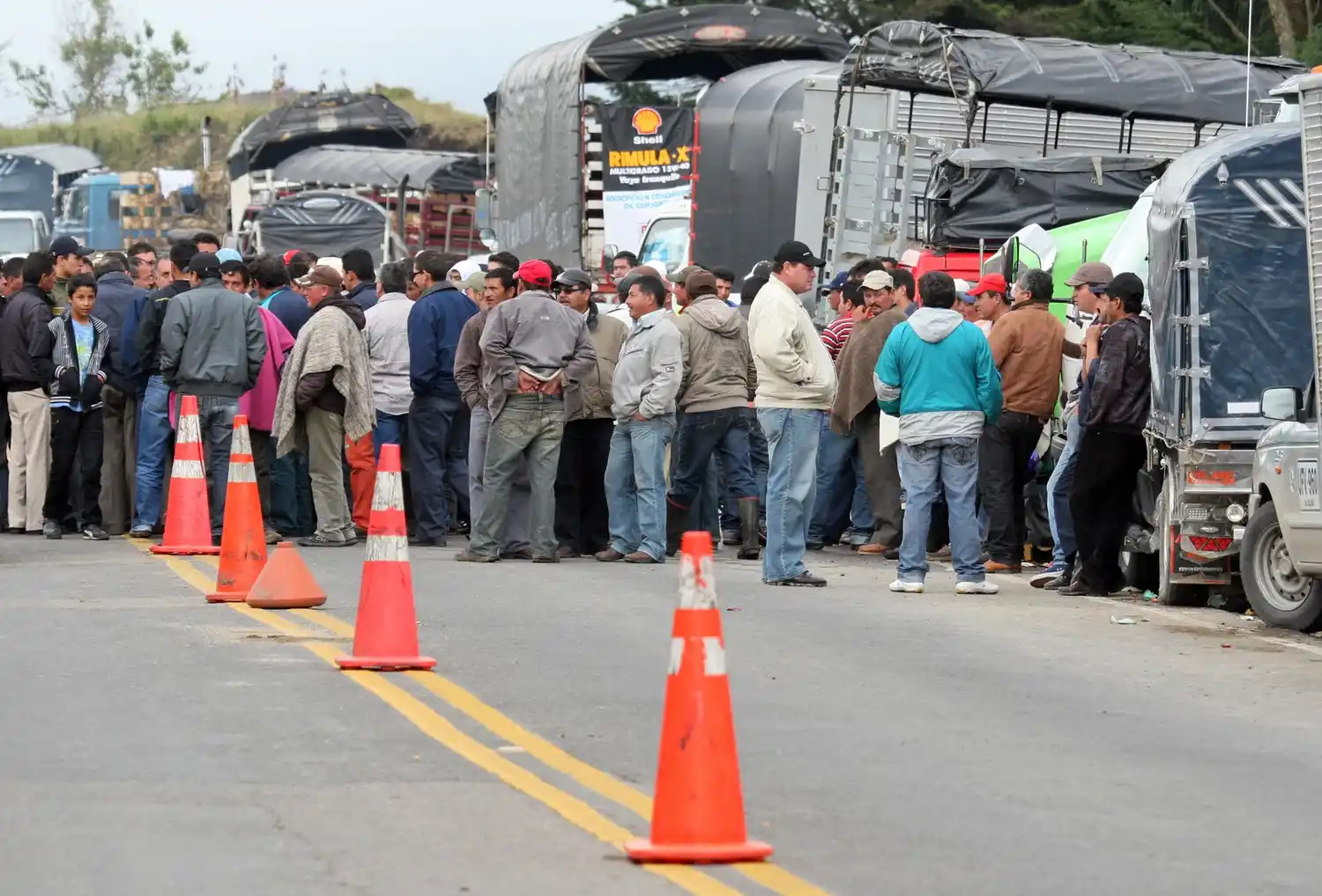 Protesta de camioneros paraliza el transporte de granos