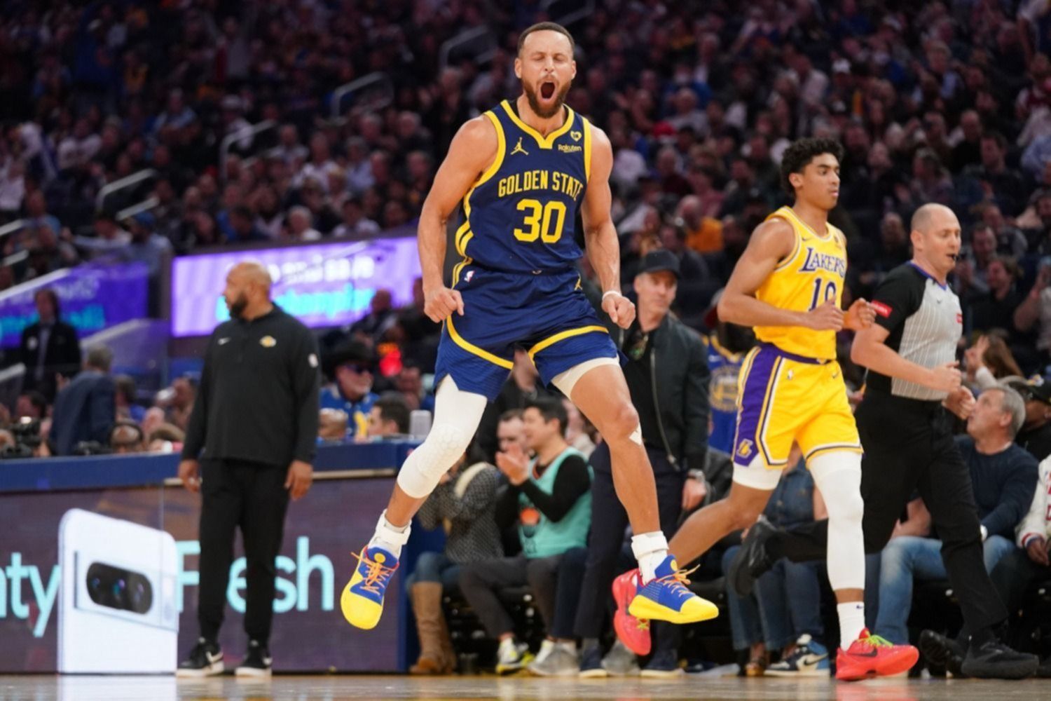 Así fue la asistencia sin mirar de Stephen Curry que produjo el delirio