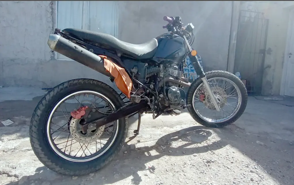 Un joven sufrió el robo de su moto a punta de cuchillo y luego estafaron a su madre
