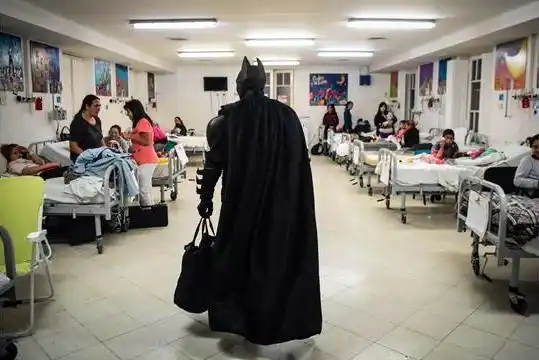 El misterioso Batman solidario que reparte donaciones será condecorado en La Plata