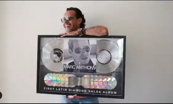 Marc Anthony mostró orgulloso la placa que certifica que tiene el primer disco de diamante en la salsa. Foto:Instagram