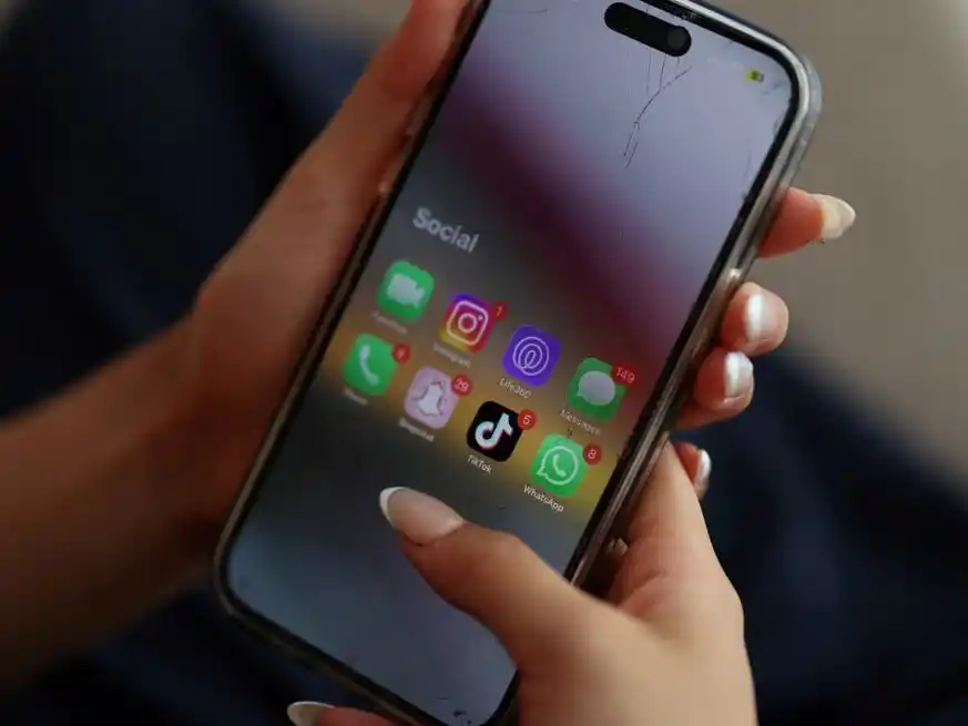 La medida, impulsada por el gobierno, ya está vigente. Crédito: REUTERS/Hollie Adams