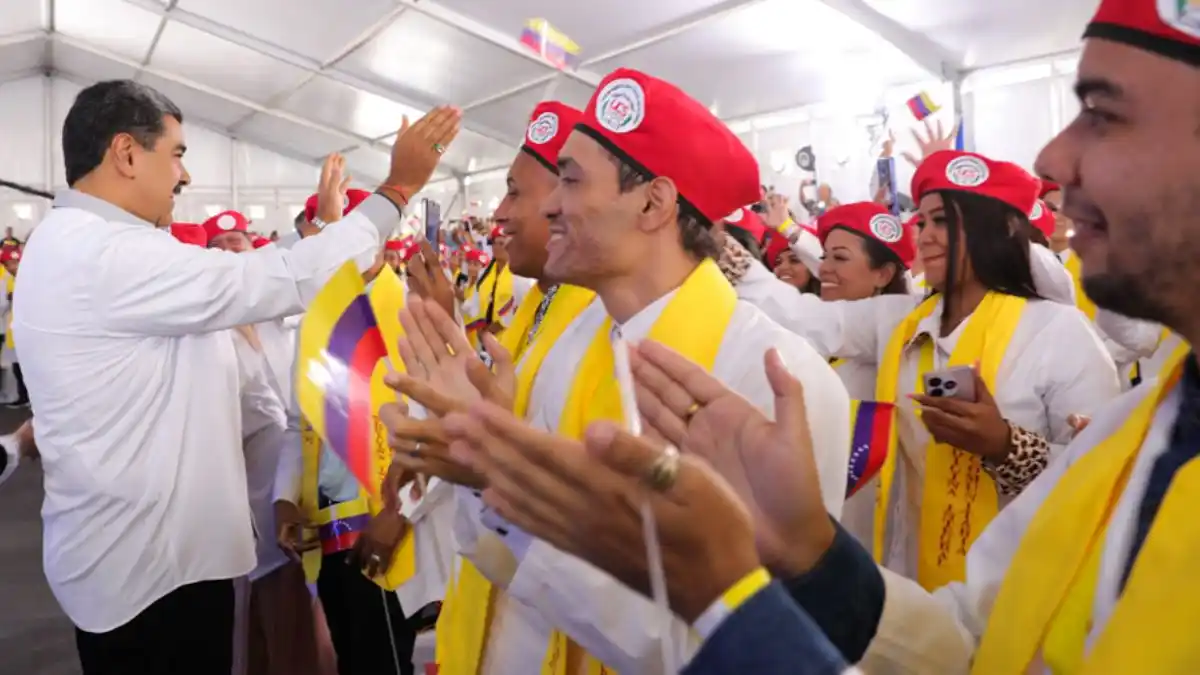 Maduro graduó 1.357 nuevos médicos integrales comunitarios y lanzó brigadas territoriales de acción