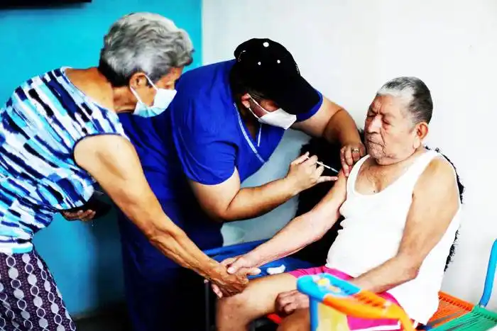 La OMS recomendó aplicar  terceras dosis 