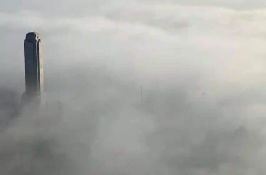 Una ciudad escondida bajo la niebla: impactantes imágenes aéreas de Rosario envuelta en una nube gris