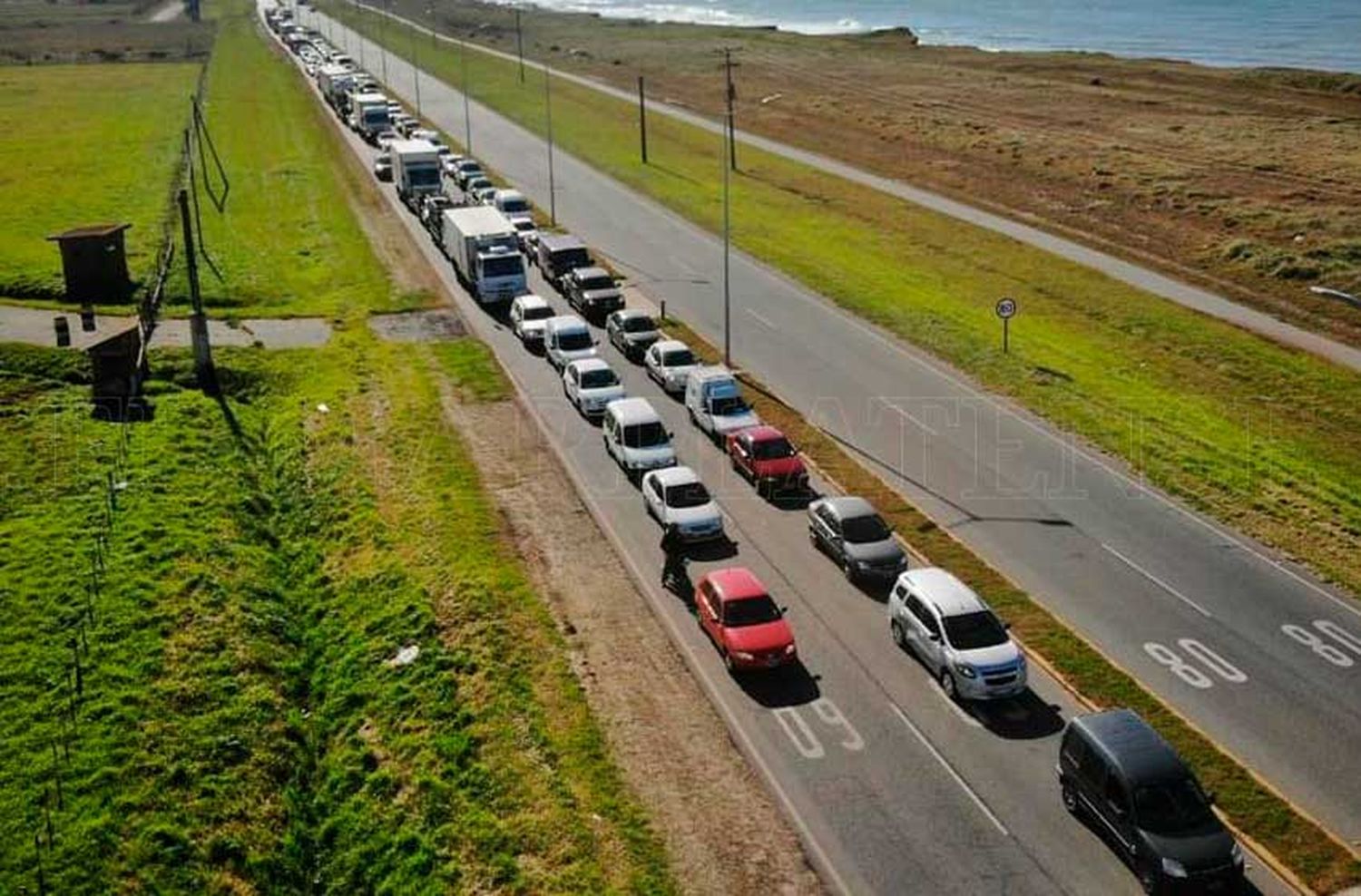 Más de 2200 autos por hora circulan en Autovía 2 en el fin del fin de semana extra largo