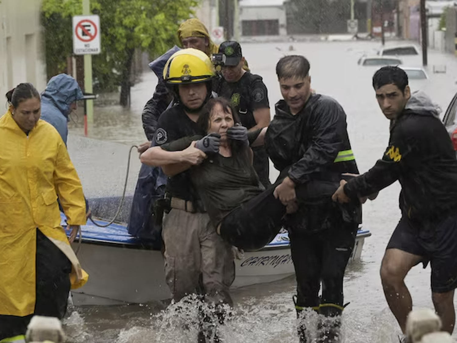 Kicillof viaja a Bahía Blanca por el temporal: al menos seis muertos y más de mil evacuados