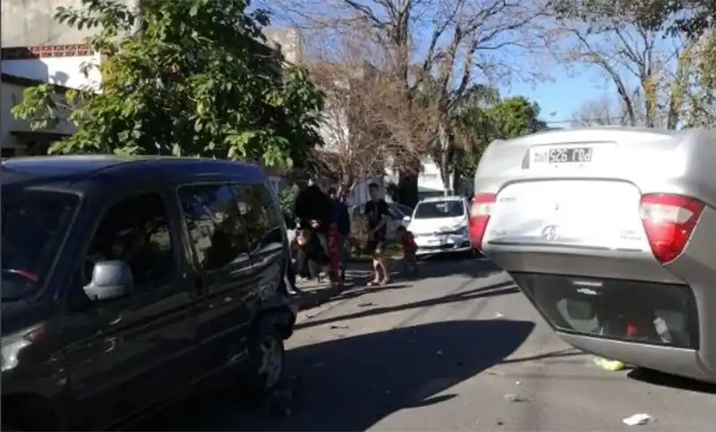 Un joven herida tras ser arrastrada por un auto que chocó y volcó