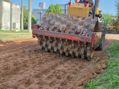 Ejecutan tareas de mantenimiento en calles de distintos barrios