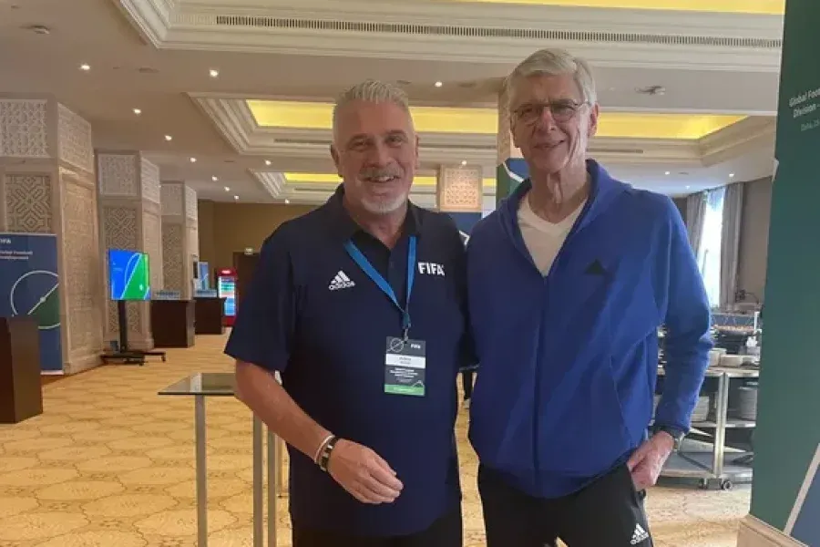 Rubén Rossi en un seminario de FIFA con Wenger en Doha