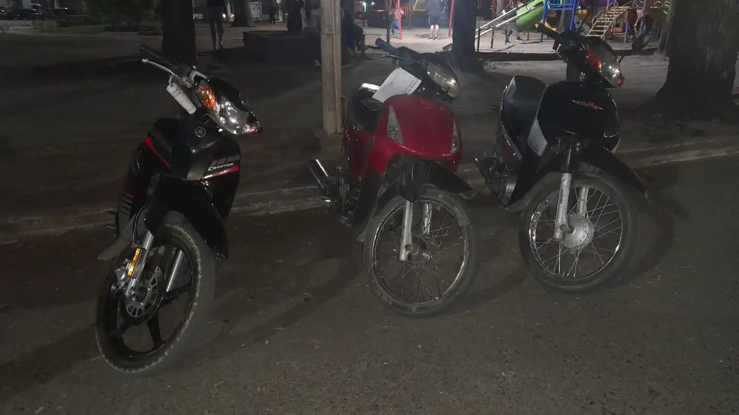 Tres de las seus motos secuestradas en los operativos de la madrugada del domingo 6 de ocrubre.