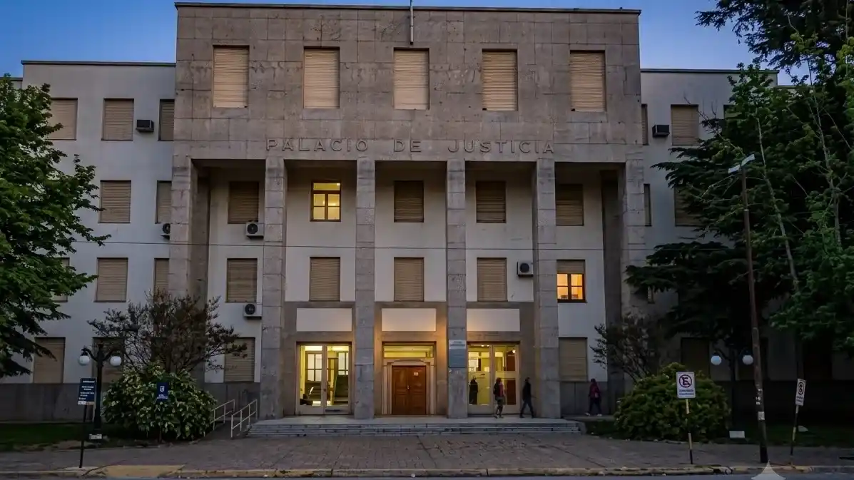 Edificio. Del Departamento Judicial de Azul, donde se conoció el fallo condenatorio