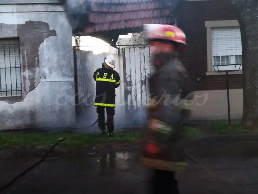 Un incendio generó daños  en dos viviendas