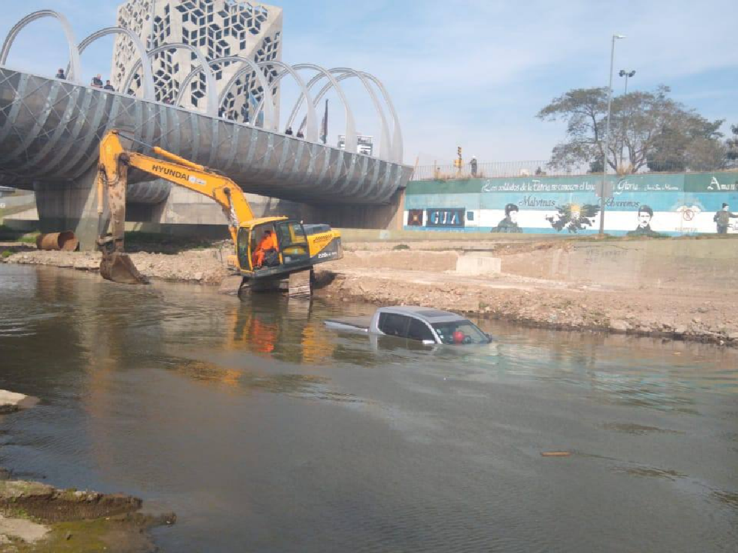 Dejó sin freno de mano su 4x4 y cayó al río Suquía
