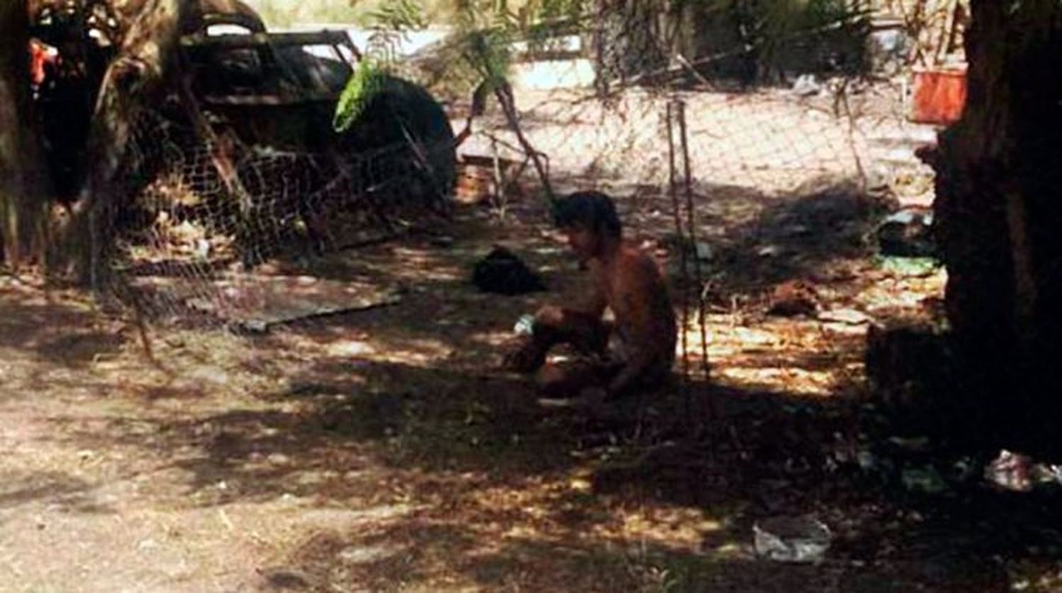 Crueldad en Patagones: Hallaron a un joven discapacitado encadenado en su casa