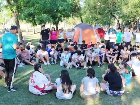 Visitas de acampantes en el polideportivo