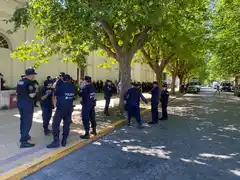 Vallado y con gran presencia policial: en el Municipio aguardan por la llegada de la manifestación