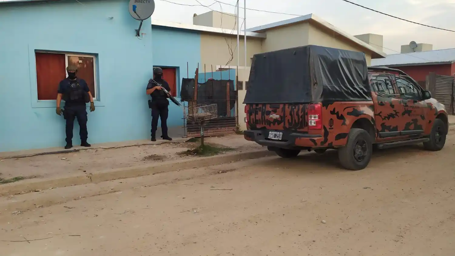 Allanaron una vivienda de la ciudad y detuvieron a 3 personas
